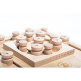 Detailansicht von My ID Hunde Intelligenzspielzeug Schildkröte mit Walzen und Hüten in der Spielfläche.