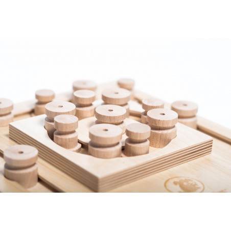 Detailansicht von My ID Hunde Intelligenzspielzeug Schildkröte mit Walzen und Hüten in der Spielfläche.
