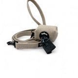 Poodlewohl Hanf-Poopbag mit Karabiner und Reißverschluss auf einem Naturhintergrund, ideal für umweltbewusste Hundebesitzer unterwegs.