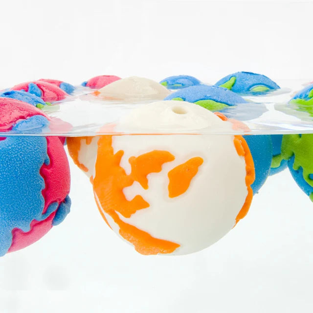 Mehrere Orbee-Tuff® Orbee Bälle von Planet Dog schwimmen auf der Wasseroberfläche – schwimmfähige, bunte Hundespielzeuge aus robustem, biologisch abbaubarem Material.
