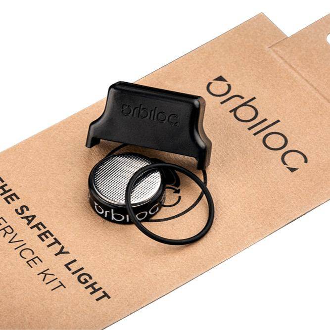 Orbiloc Service Kit mit zwei CR2032-Batterien, silikonbeschichtetem O-Ring und Werkzeug zum Öffnen der Orbiloc Safety Light Leuchte, zur Verlängerung der Leuchtdauer und Sicherstellung der Wasserdichtigkeit bis 100 Meter.