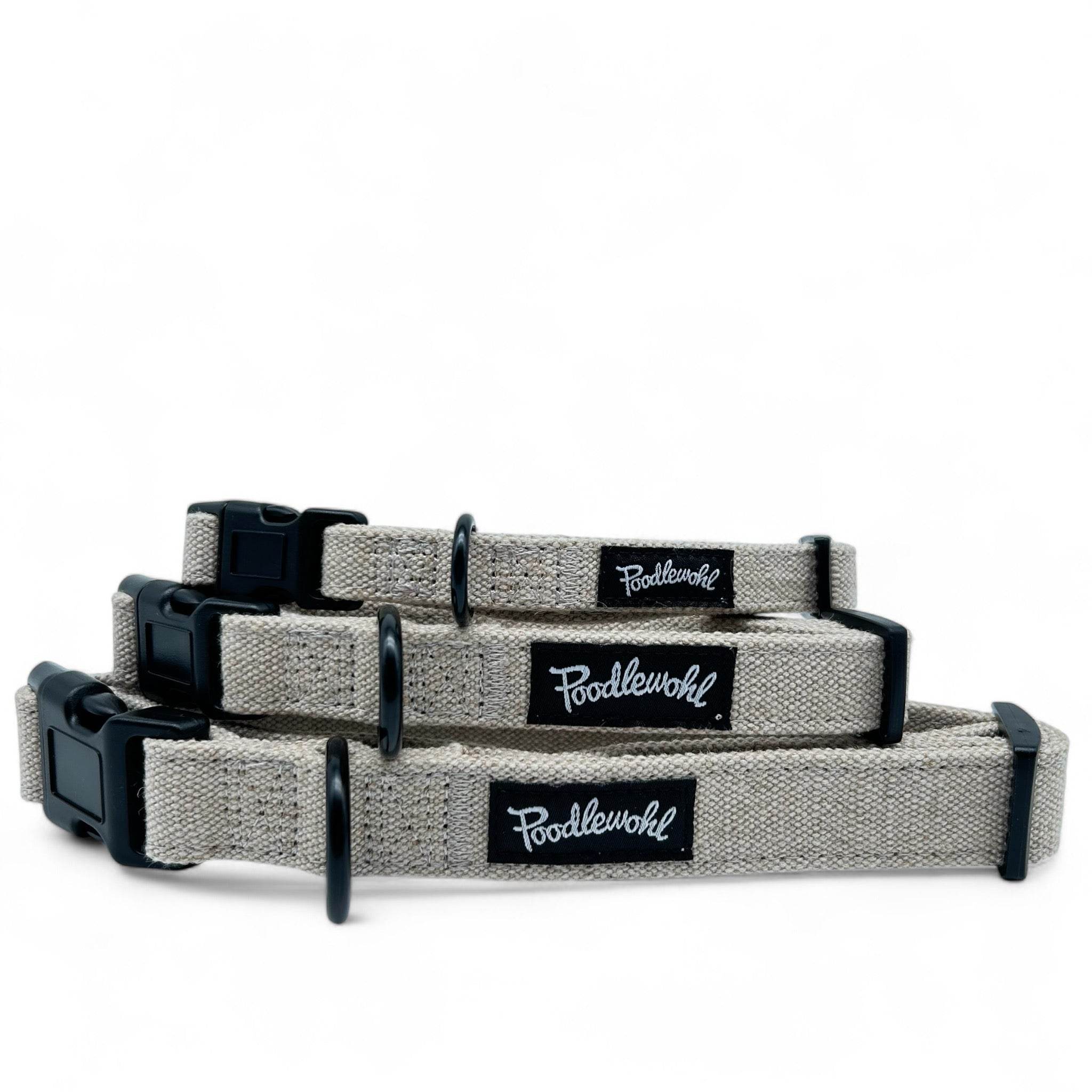  Natürliches Poodlewohl Hanfhalsband in neutralem Ton liegt auf einem Baumstamm – umweltfreundlich, hautverträglich und robust präsentiert.