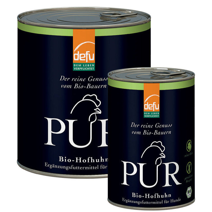 Dose PUR Bio-Hofhuhn Hundefutter aus 100 % Bio-Huhn, ergänzt um Innereien, stehend auf einer Holzoberfläche – hochwertiges Ergänzungsfuttermittel für Hunde mit nur einer Proteinquelle.