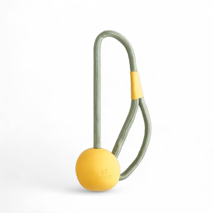 Slinger Ball aus elastischem Naturkautschuk mit strapazierfähigem recyceltem Seil – perfekt für Apportieren und Tauziehen, mit extra Wurfweite und Vanille-Duft, der das Spielen für Hunde noch ansprechender macht.