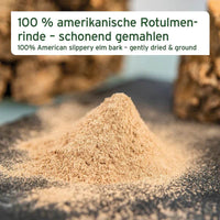 Nahaufnahme von feinem, gemahlenem Pulver aus amerikanischer Rotulmenrinde. Das Pulver ist auf einer dunklen Oberfläche gestreut, mit der Beschriftung "100% amerikanische Rotulmenrinde - schonend gemahlen" im oberen Bereich des Bildes.