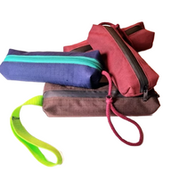 „Upcycling Futterdummy für Hunde – handgefertigt aus recycelten Pferdedecken, robust, wasserundurchlässig, ideal für Apportier- und Suchspiele, in zwei Größen erhältlich“