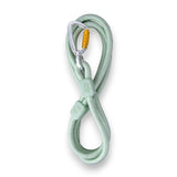 Die Woolly Wolf Führleine Rope Thin Glacier Mix, hergestellt aus 100% recyceltem Polyester, kombiniert Nachhaltigkeit und Komfort. Mit reflektierendem Streifen für bessere Sichtbarkeit und einem leichten Aluminium-Karabiner bietet diese Leine eine sichere und bequeme Lösung für Spaziergänge mit kleineren Hunden.
