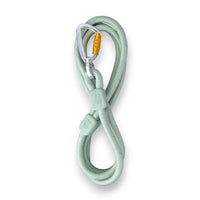 Die Woolly Wolf Führleine Rope Thin Glacier Mix, hergestellt aus 100% recyceltem Polyester, kombiniert Nachhaltigkeit und Komfort. Mit reflektierendem Streifen für bessere Sichtbarkeit und einem leichten Aluminium-Karabiner bietet diese Leine eine sichere und bequeme Lösung für Spaziergänge mit kleineren Hunden.