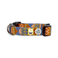 Woolly Wolf Halsband Nightless Night – nachhaltiges, verstellbares Hundehalsband aus recycelten PET-Flaschen mit geometrischem Design in Erdtönen