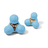 West Paw Tux Hundespielzeug mit eingefüllten Leckerlis – ideal zur Beschäftigung und zum Einfrieren an heißen Tagen.