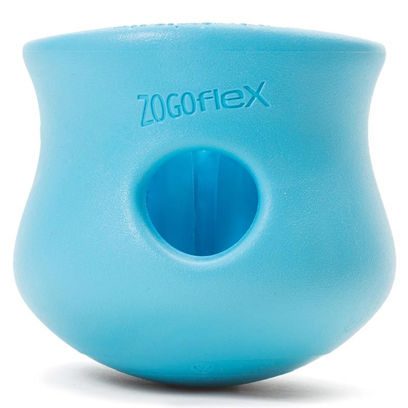 Robustes Zogoflex Toppl Hundespielzeug in Becherform, befüllt mit Snacks – in zwei Größen ineinander gesteckt, aus recycelbarem Material, ideal zum Schlecken, Kauen und Einfrieren.